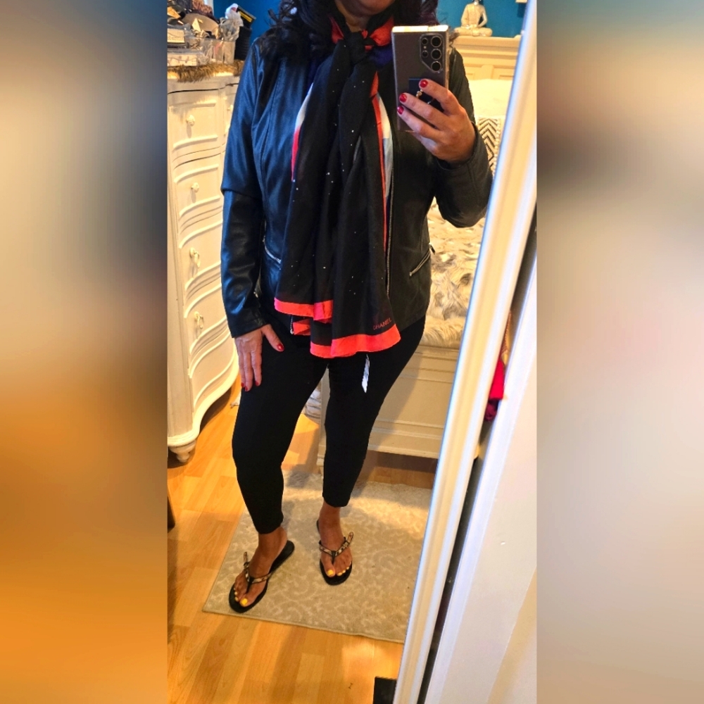 CHANEL Black and Red Scarf - Picture 7 of 17